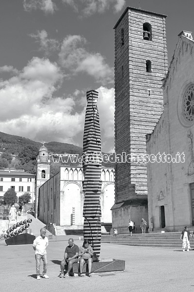 PIETRASANTA (Piazza Duomo) - Scultura in granito "Accrescimento Colonna Continua II" dell'artista sud-coreano Park Eun Sun