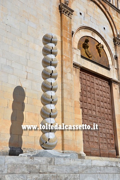 PIETRASANTA (Chiesa di Sant'Agostino) - Scultura in granito "Colonna Infinita Continua" dell'artista sud-coreano Park Eun Sun