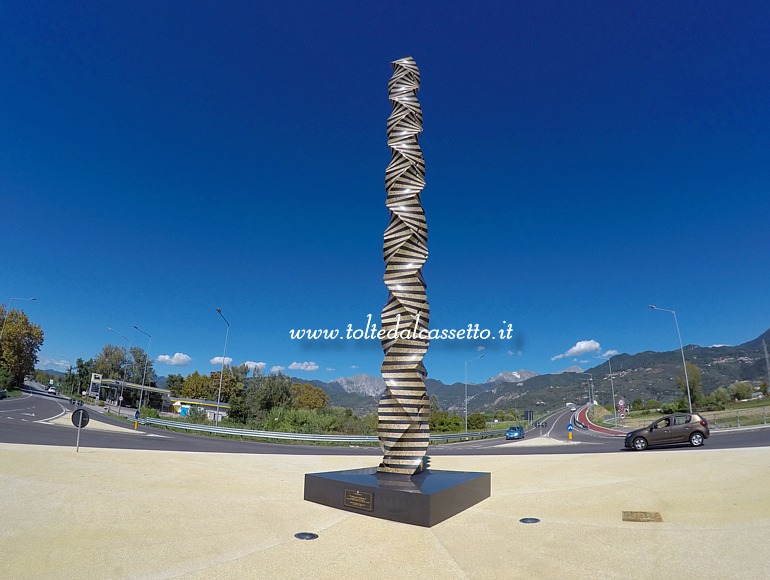 PIETRASANTA (Via Pisanica) - Scultura in granito "Colonna Infinita" dell'artista sud-coreano Park Eun Sun