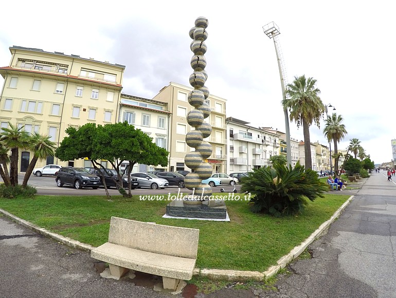 VIAREGGIO (Lungomare) - Scultura "Duplicazione Continua" dell'artista sud-coreano Park Eun Sun