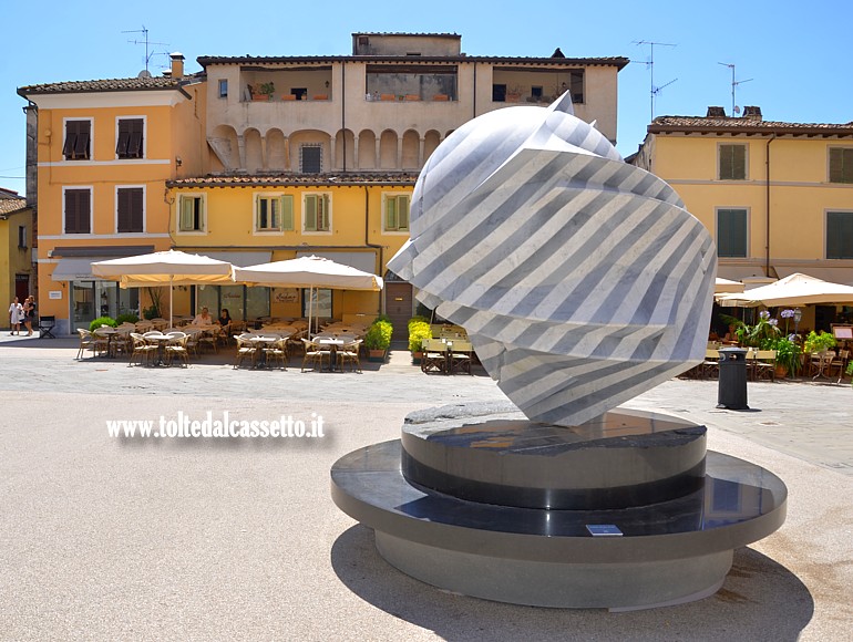 PIETRASANTA (Piazza Duomo) - Scultura "Generazione" dell'artista sud-coreano Park Eun Sun