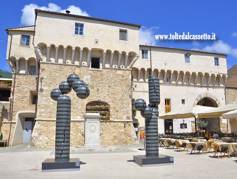 PIETRASANTA (Piazza Carducci) - Sculture "Allargare - Colonna" e "Simmetria - Accrescimento" dell'artista sud-coreano Park Eun Sun
