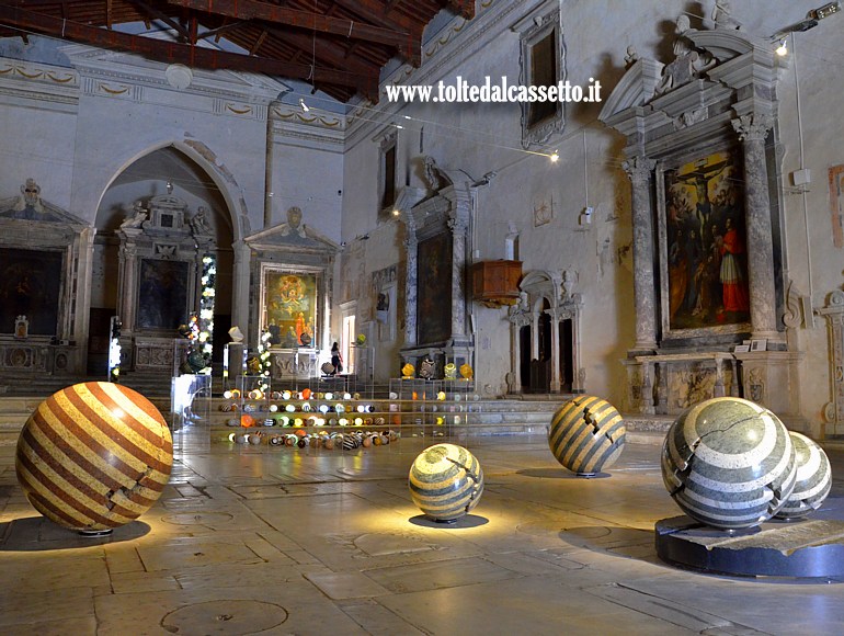 PIETRASANTA (Chiesa di Sant'Agostino) - "Sfere", sculture in granito di varie colorazioni realizzate dall'artista sud-coreano Park Eun Sun