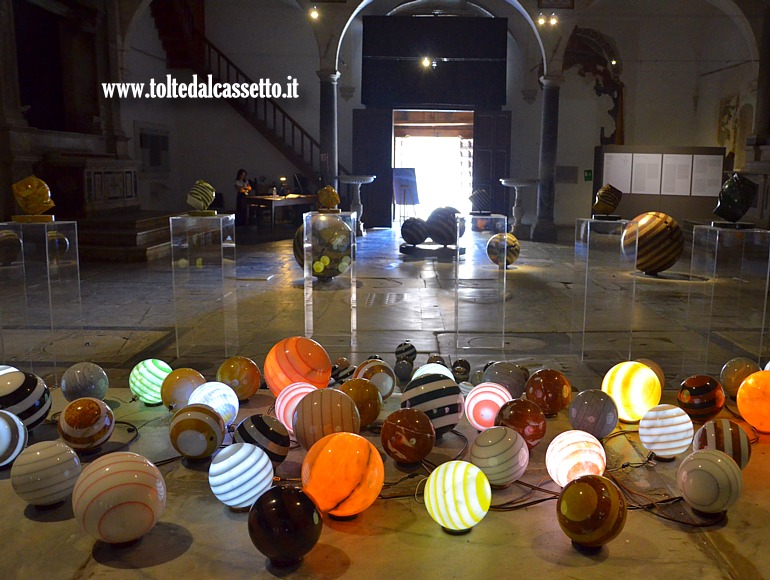 PIETRASANTA (Chiesa di Sant'Agostino) - "Sfere", sculture in marmi vari realizzate dall'artista sud-coreano Park Eun Sun