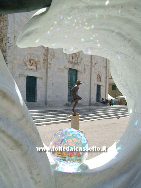 PIETRASANTA 2012 (Homo Faber - il pensiero e la mano) - Il Duomo visto attraverso la scultura "Europa" di Anna Chromy