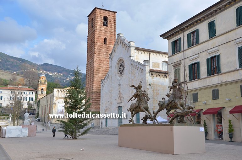 PIETRASANTA Gennaio 2014)  - Colpo d'occhio su Piazza Duomo che mostra ancora l'abete usato come albero di Natale vicino alla scultura "Royal Hunting" di Dashi Namdakov