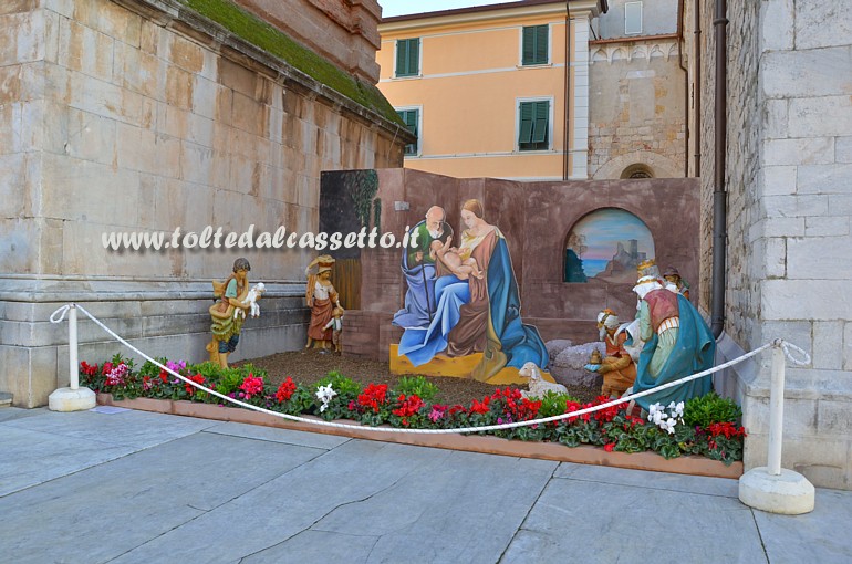 PIETRASANTA (Natale 2015) - Le statue della nativit sotto il campanile del Duomo