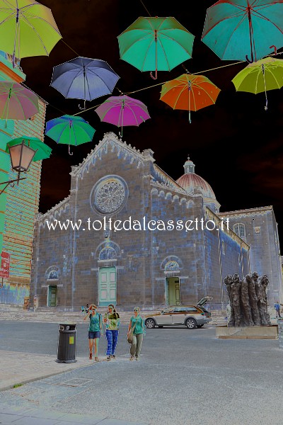 PIETRASANTA (Piazza Duomo) - Gli ultimi ombrelli sospesi su Via Mazzini sembrano volare anche sul Duomo