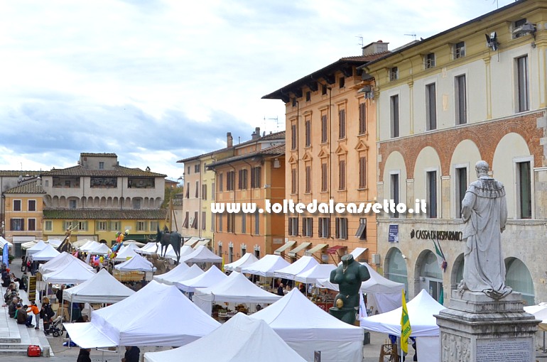 PIETRASANTA (Piazza Duomo, 13-11-2016) - Le monumentali sculture della mostra "Tra Sogno e Realt" di Salvador Dal si elevano tra i gazebo della storica Fiera di San Martino