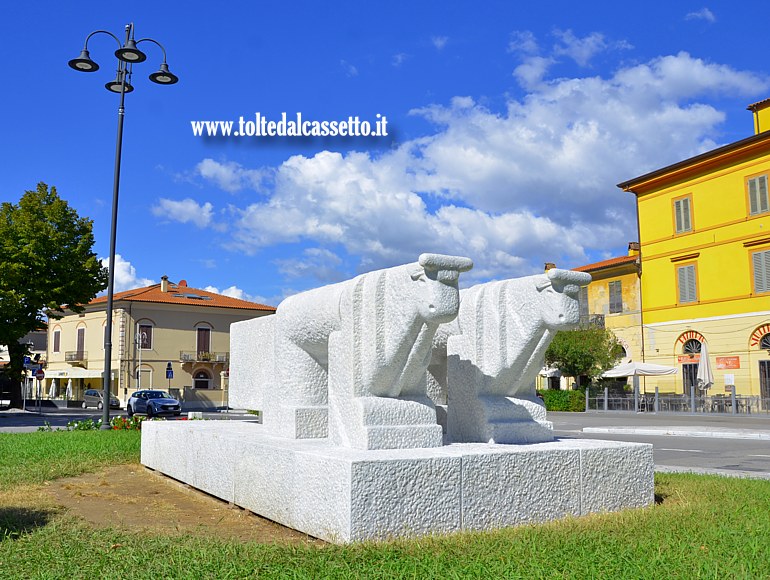 PIETRASANTA - Scultura in marmo bianco di Carrara "Memorie di Pietrasanta" dell'artista Pietro Cascella