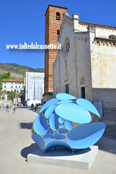 PIETRASANTA (Piazza Duomo) - Scultura da "EggOsentric", esposizione diffusa dell'artista georgiano Prasto (Vazha Mikaberidze)