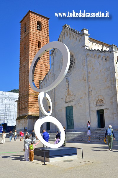 PIETRASANTA (Piazza Duomo) - Scultura da "EggOsentric", esposizione diffusa dell'artista georgiano Prasto (Vazha Mikaberidze)