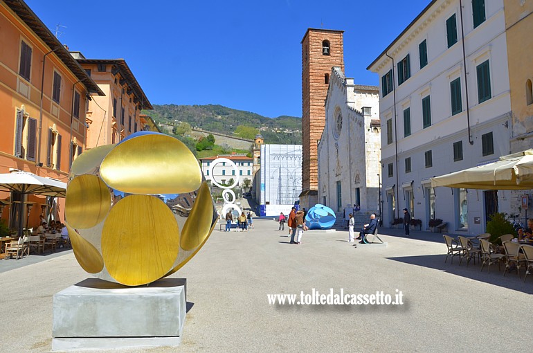 PIETRASANTA (Piazza Duomo) - Scultura da "EggOsentric", esposizione diffusa dell'artista georgiano Prasto (Vazha Mikaberidze)