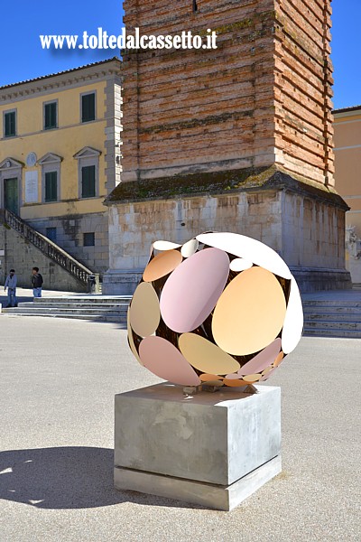 PIETRASANTA (Piazza Duomo) - Scultura da "EggOsentric", esposizione diffusa dell'artista georgiano Prasto (Vazha Mikaberidze)