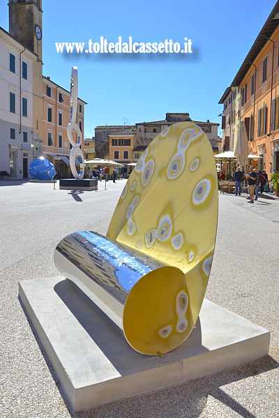 PIETRASANTA (Piazza Duomo) - Scultura da "EggOsentric", esposizione diffusa dell'artista georgiano Prasto (Vazha Mikaberidze)