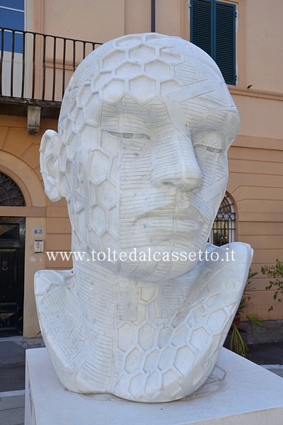 PIETRASANTA (Homo Faber - Mindcraft, 2013) - "Tadashii" di Rabarama, scultura in marmo bianco di Carrara (2011 - Laboratorio Massimo Galleni)