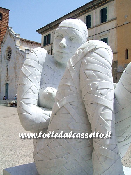 PIETRASANTA (Homo Faber - il pensiero e la mano, 2012) - "In-cinta" di Rabarama, scultura in marmo bianco di Carrara (Laboratorio Massimo Galleni - 2009/2011)