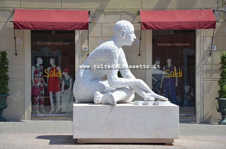 PIETRASANTA (Piazza Duomo) - "Alveoli" di Rabarama, scultura in marmo bianco di Carrara (Laboratorio Massimo Galleni)