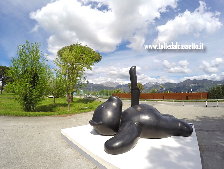 PIETRASANTA - Scultura in bronzo "Poor Teddy in Repose" di Rachel Lee Hovnanian posizionata all'uscita Versilia dell'Autostrada A12 Genova-Livorno