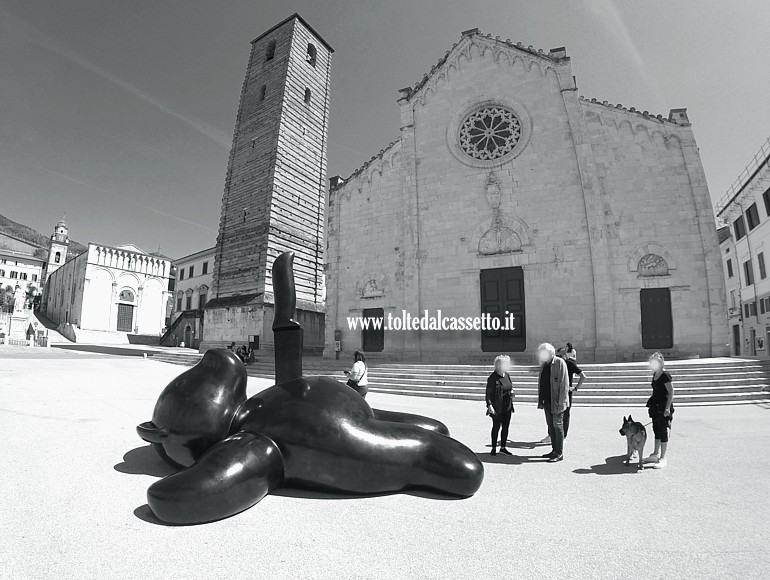 PIETRASANTA (Piazza Duomo) - Scultura in bronzo "Poor Teddy in Repose" di Rachel Lee Hovnanian
