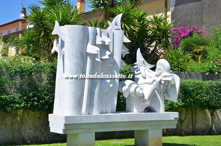 PIETRASANTA - "Serenata" di Rinaldo Bigi, scultura in marmo bianco collocata permanentemente in largo Padre Thomas Mc Glynn