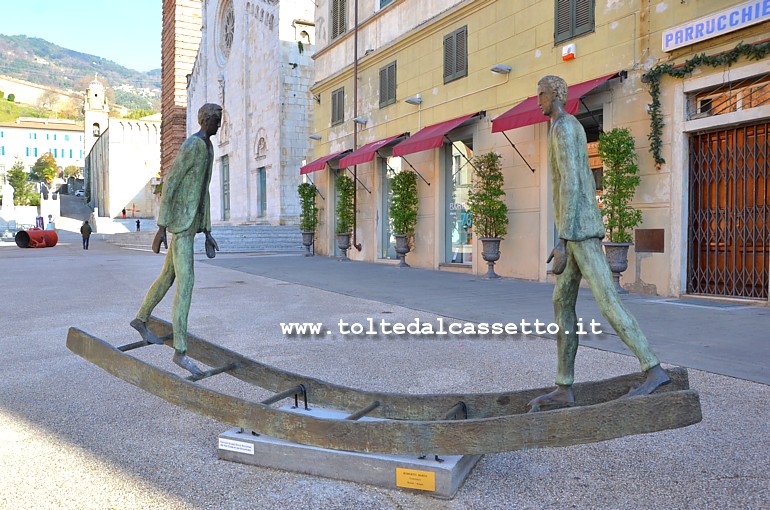 PIETRASANTA (Piazza Duomo) - Scultura in bronzo "Continuo" di Roberto Barni (dalla mostra "Le cose vogliono esistere")