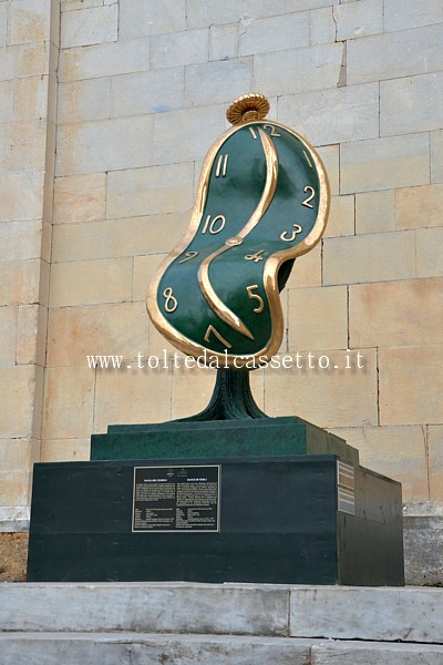 PIETRASANTA (Piazza Duomo) - Scultura in bronzo "Danza del Tempo I" di Salvador Dalì