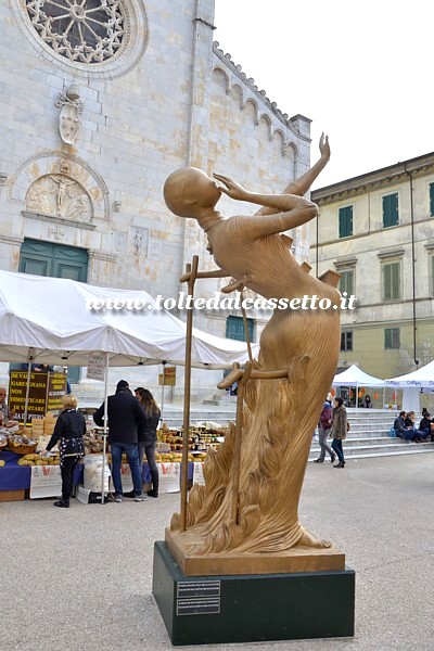 PIETRASANTA (Piazza Duomo) - Scultura in bronzo "Domma in fiamme" di Salvador Dalì
