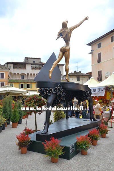 PIETRASANTA (Piazza Duomo) - Scultura in bronzo "Pianoforte Surrealista" di Salvador Dalì