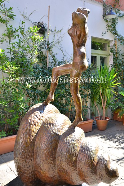 PIETRASANTA - Scultura in bronzo "Nu montant l'escalier: hommage a Marcel Duchmp" di Salvador Dal