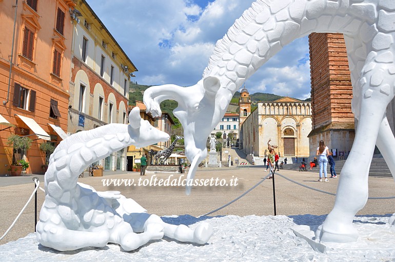 PIETRASANTA (Piazza Duomo) - "Grande Max", scultura di Sandro Gorra