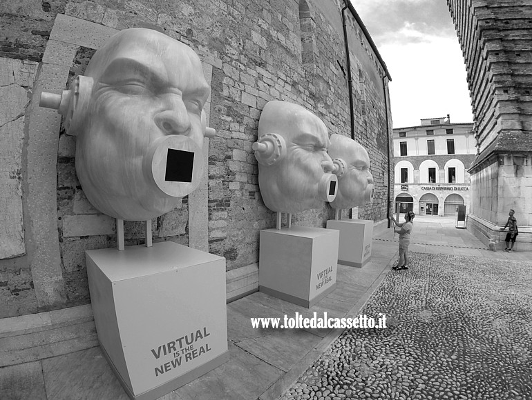 PIETRASANTA (Piazzetta San Martino) - Scultura monumentale "Dizzy 3.Zero" di Emanuele Giannelli