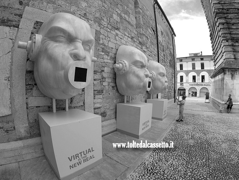 PIETRASANTA (Piazzetta di San Martino) - Scultura "Dizzy 3.Zero" di Emanuele Giannelli