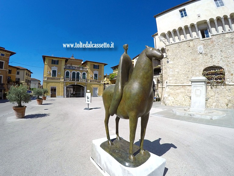 PIETRASANTA (Piazza Carducci) - Scultura monumentale in bronzo "Arrival" di Shona Nunan