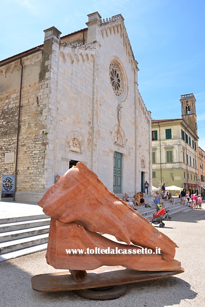 PIETRASANTA (Homo Faber - Mindcraft, 2014) - "Rouge" di Silvano Cattai. La scultura  realizzata in travertino rosso con base in ferro (2014 - Studio Stagetti & L.G. Bazzichi)