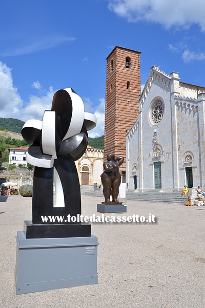 PIETRASANTA (Homo Faber - Mindcraft, 2014) - "Fleur de nuit" di Sophia Vari, scultura in bronzo policromo (2010 - Fonderia Artistica Mariani)