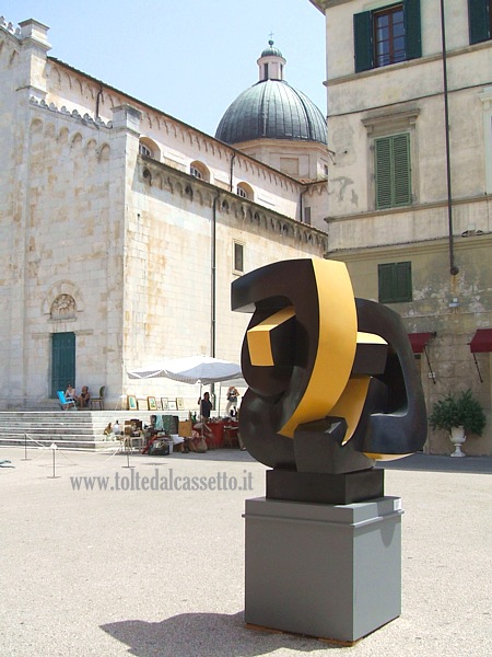 PIETRASANTA (Homo Faber - il pensiero e la mano, 2012) - "Point immobile" di Sophia Vari, scultura in bronzo policromo (Fonderia Artistica Mariani)