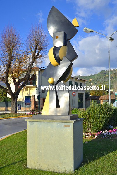 PIETRASANTA - "Double Epe" di Sophia Vari, scultura in bronzo policromo anno 1999, donata alla citt e collocata stabilmente nel luglio 2004