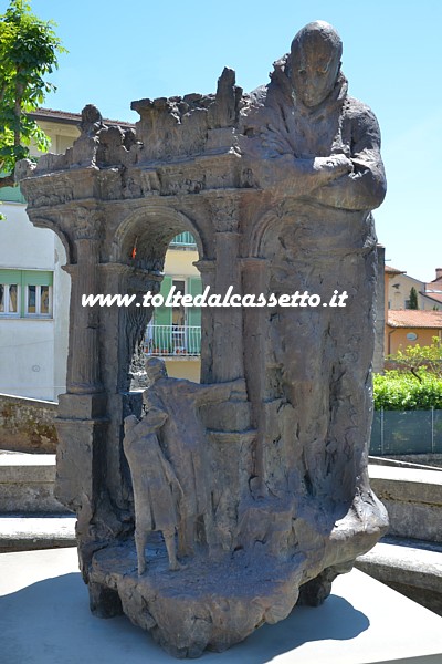 PIETRASANTA (Piazza del Municipio) - "L'eredit", scultura in bronzo di Stanley Bleifeld collocata stabilmente il 10 settembre 2009