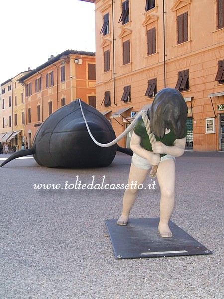 PIETRASANTA (Piazza del Duomo, 2009) - "Gaia e la balena" da "The Animals' Countdown" di Stefano Bombardieri