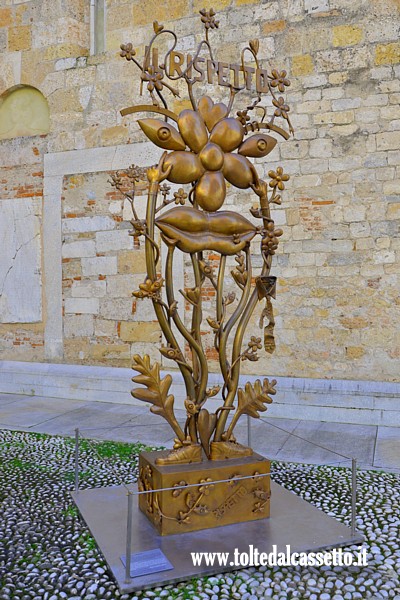 PIETRASANTA - Scultura in bronzo"Il Rispetto", opera dell'artista Stefano Chiassai