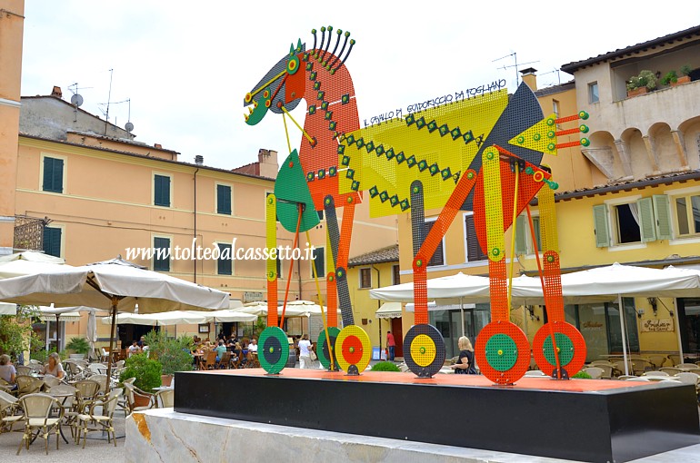 PIETRASANTA (Piazza Duomo) - Scultura "Il Cavallo di Guidoriccio da Fogliano" di Tano Pisano