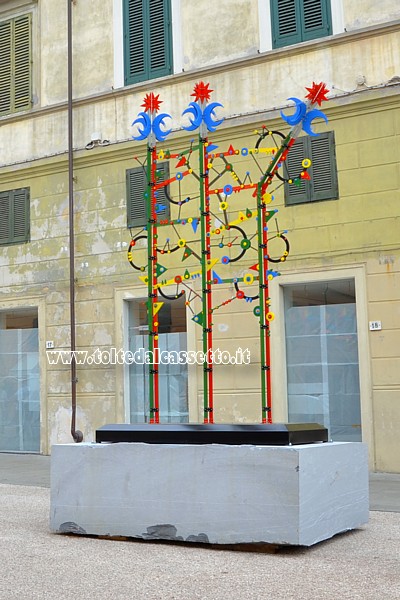 PIETRASANTA (Piazza Duomo) - Scultura "Meccano Fiori di Fiesole" di Tano Pisano