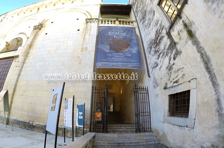 PIETRASANTA - Ingresso della mostra "Erratico" di Umberto Cavenago e Bart Herreman