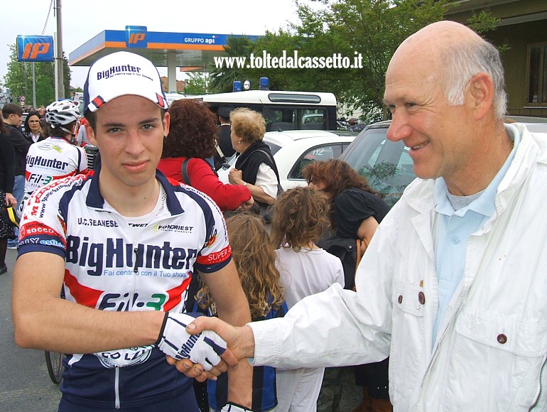 COPPA 1� MAGGIO "IL CERAMISTA" 2010 - Il mitico Franco si complimenta con un conoscente iscritto alla corsa