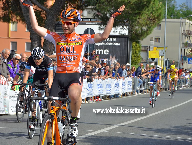 COPPA 1� MAGGIO "IL CERAMISTA" 2014 - La felicit� di un ciclista del GC Romagnano mentre taglia il traguardo a Ponzano Magra
