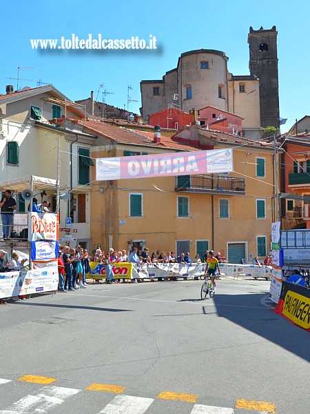 COPPA 1� MAGGIO "IL CERAMISTA" 2026 - Il vincitore Gabriele Gatta taglia il traguardo in Piazza Aia di Croce a Ponzano Superiore