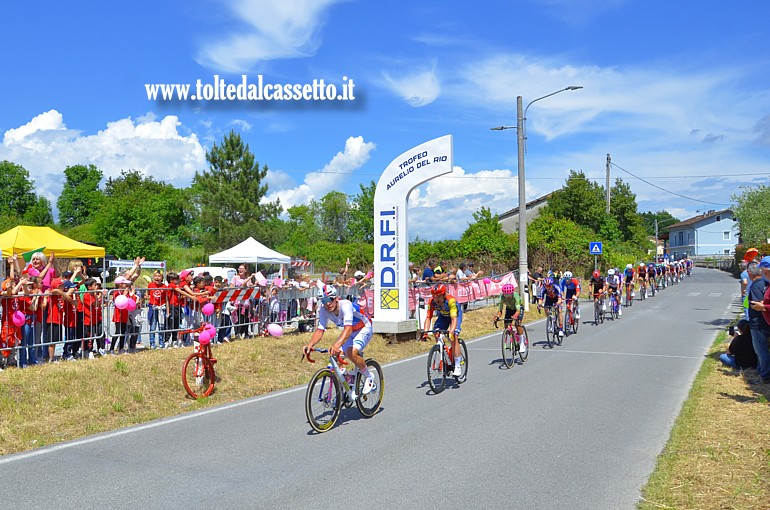 GIRO D'ITALIA 2026 - I corridori transitano sul traguardo volante di Trezzo di Beverino intitolato al ciclista della vicina Bracelli Aurelio Del Rio