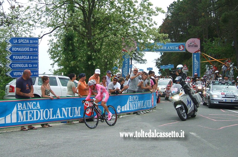 GIRO D'ITALIA 2009 - Danilo Di Luca in maglia rosa transita a 3 chilometri dall'arrivo della cronometro delle Cinque Terre