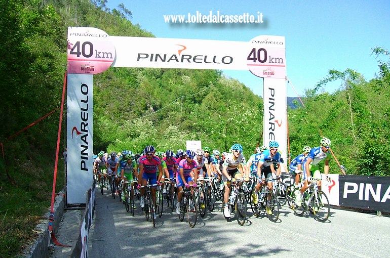 GIRO D'ITALIA 2012 - Il gruppo transita sotto lo striscione dei 40 chilometri all'arrivo della dodicesima tappa